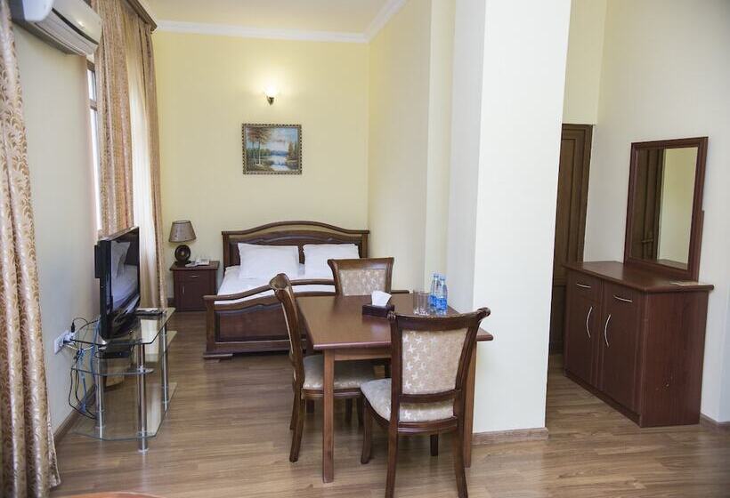 스탠다드 트리플 룸, Capital