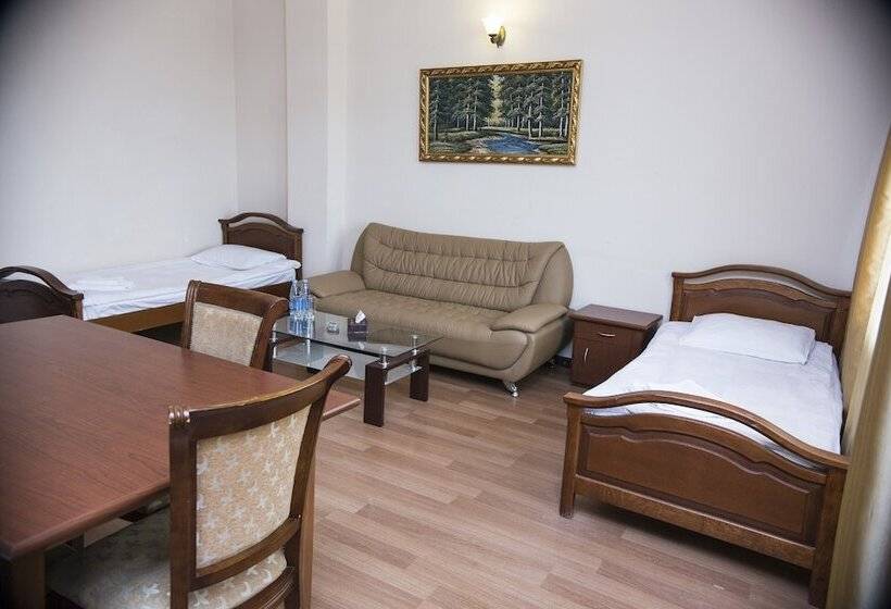 패밀리 룸, Capital