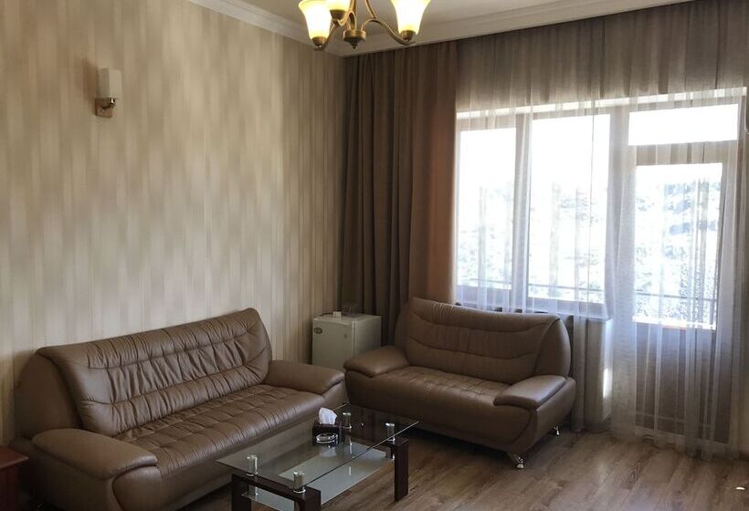 강 전망 스위트, Capital