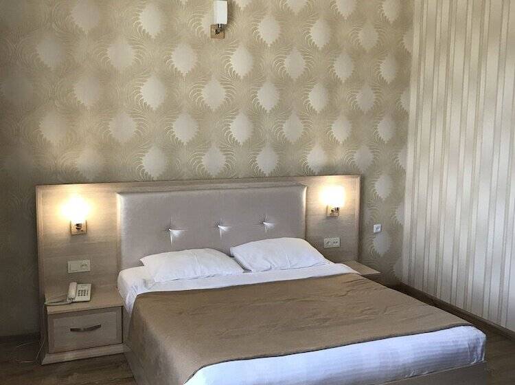 강 전망 스위트, Capital