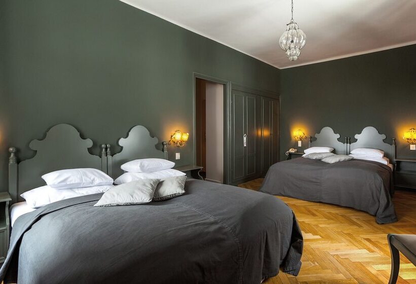 חדר בסיסי לארבעה, Das Regina Boutique