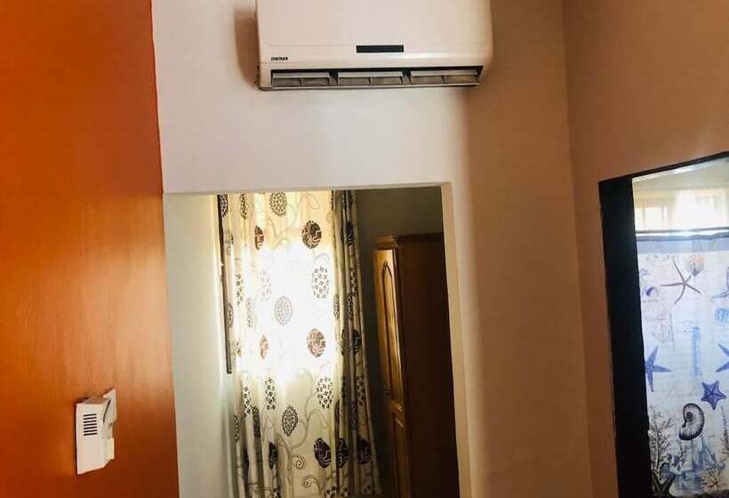 اتاق یک تخته با چشم‌انداز باغ, Rexmar