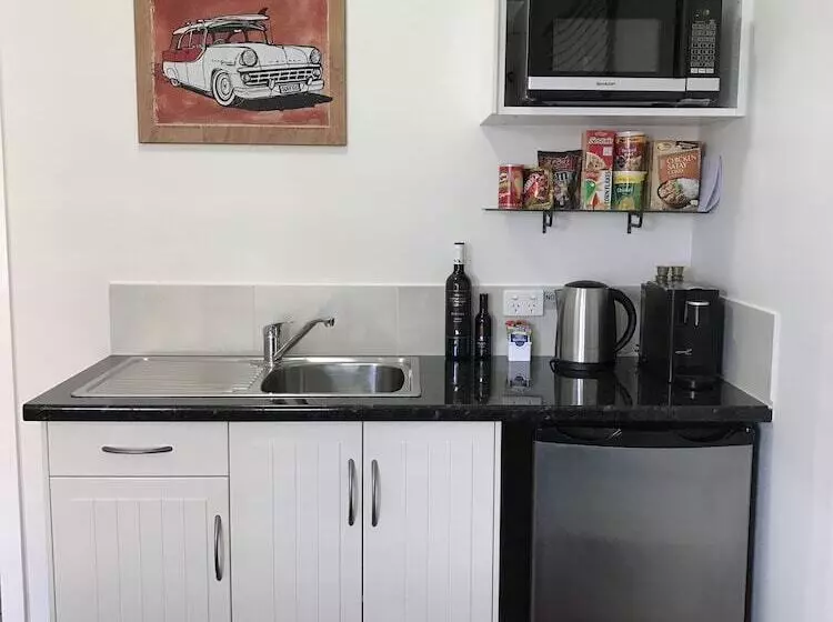 スタンダードスタジオ, La Costa Beachside Motel
