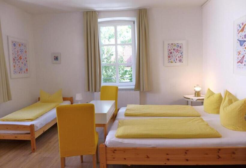 Standard 3 Pers. Værelse Delt Badeværelse, Pension Stoi Budget Guesthouse