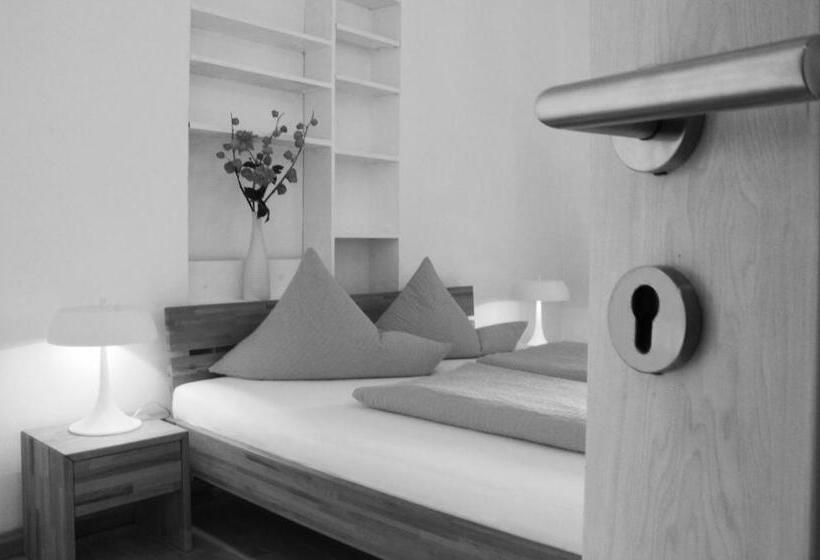 Standard 4 Pers. Værelse, Pension Stoi Budget Guesthouse
