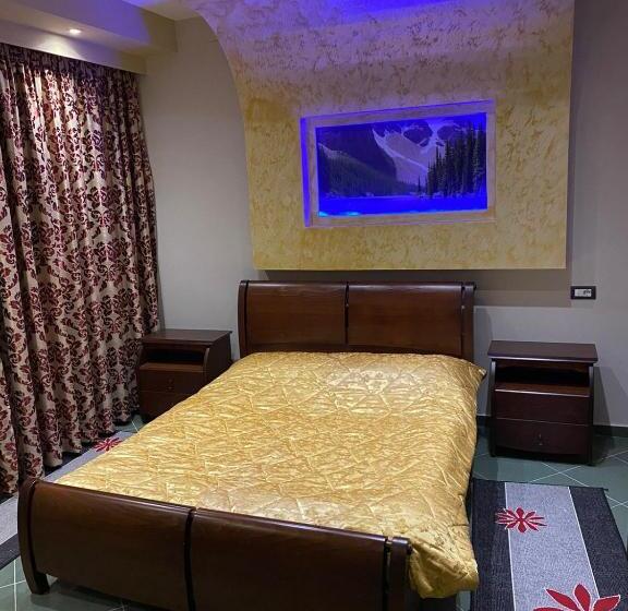 חדר דלוקס, Ago