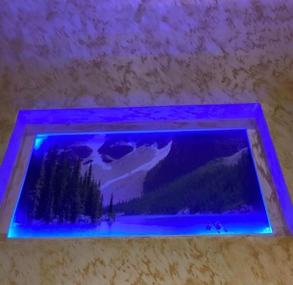 חדר דלוקס, Ago