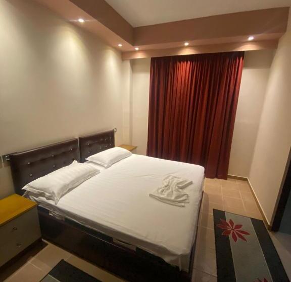 חדר דלוקס, Ago