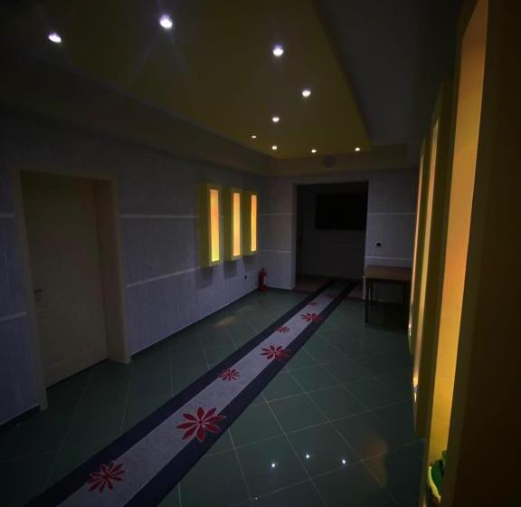 חדר דלוקס, Ago