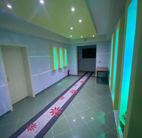 חדר דלוקס לשלושה, Ago