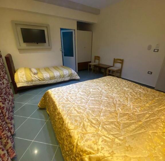 חדר דלוקס לשלושה, Ago