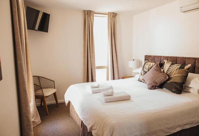 شقة غرفة واحدة, Mill St. Retreat