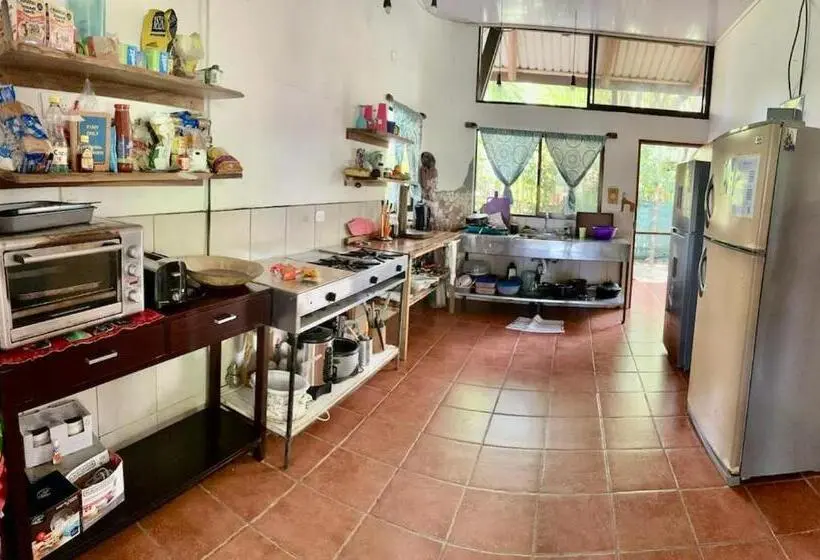 バスルーム共有のトリプルスタンダード, Luminosa Uvita Hostel