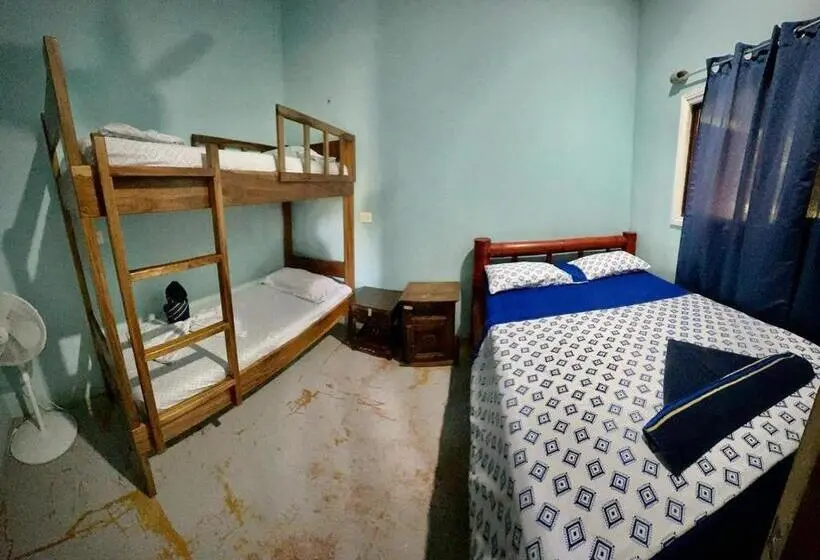 バスルーム共有のトリプルスタンダード, Luminosa Uvita Hostel