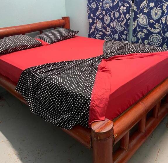 스탠다드 트리픔 룸 공동욕실, Luminosa Uvita Hostel