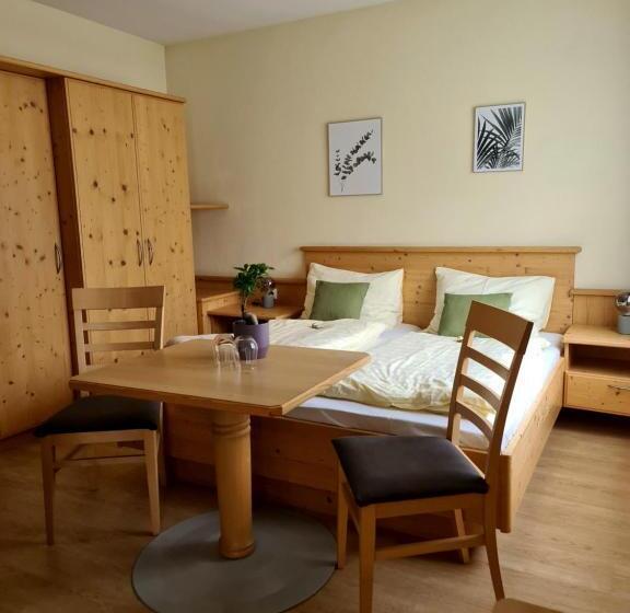 חדר משפחתי, Frühstückspension Klein Und Fein