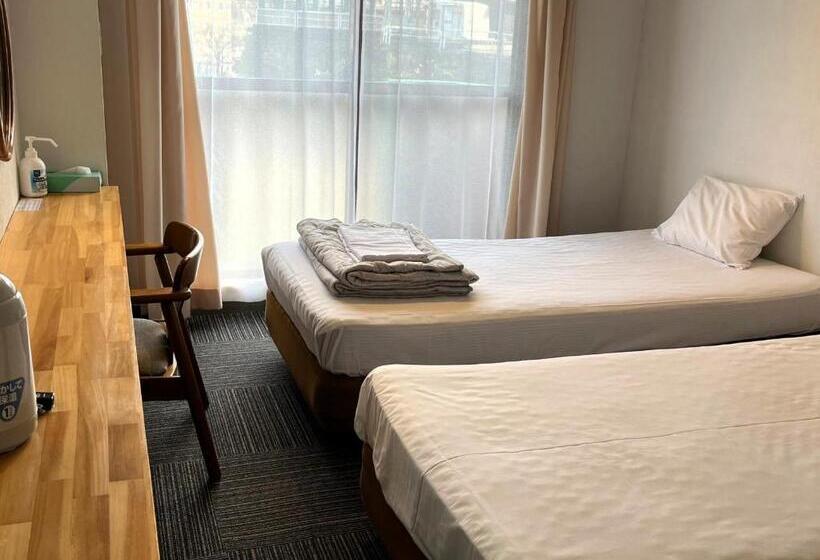 חדר אקונומי לשלושה, Ishiuchibase