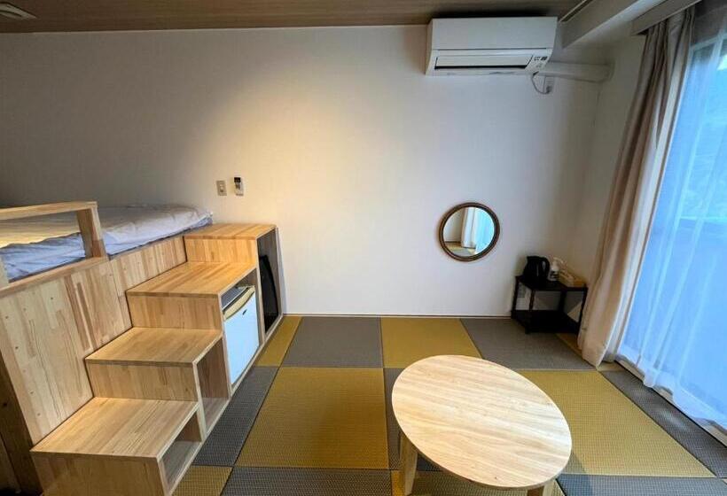 חדר סופריור לשלושה, Ishiuchibase