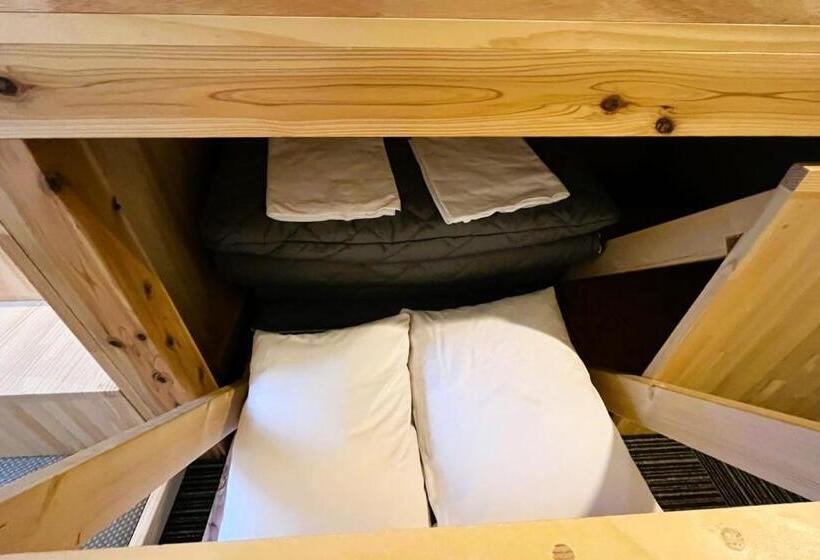 חדר סופריור לשלושה, Ishiuchibase