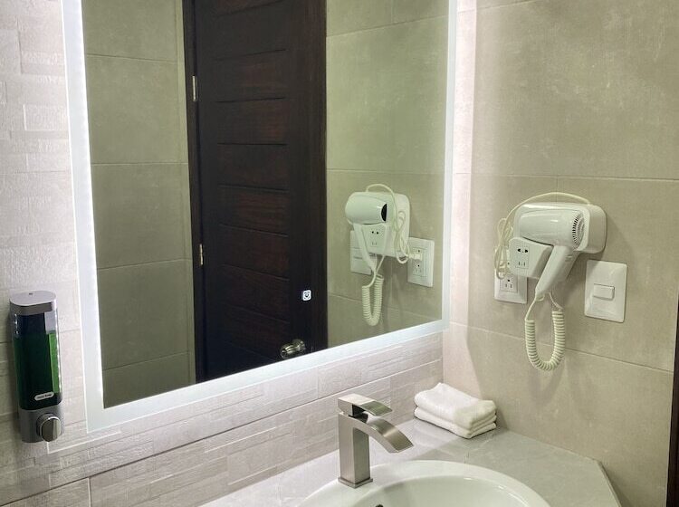 חדר סופריור לארבעה, Naoz