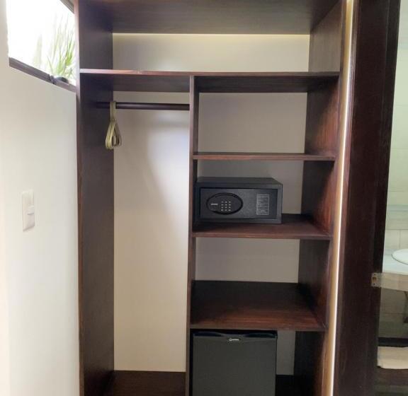 スタンダード4人部屋, Naoz