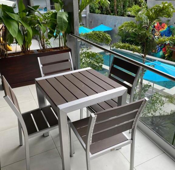 חדר פרמיום לארבעה, Naoz