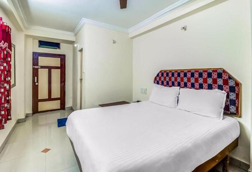 חדר סטנדרט לשלושה, Spot On Swarna Mayuri