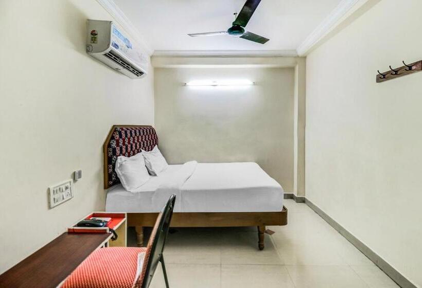 חדר אקונומי לשלושה, Spot On Swarna Mayuri