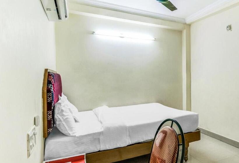 חדר אקונומי לשלושה, Spot On Swarna Mayuri