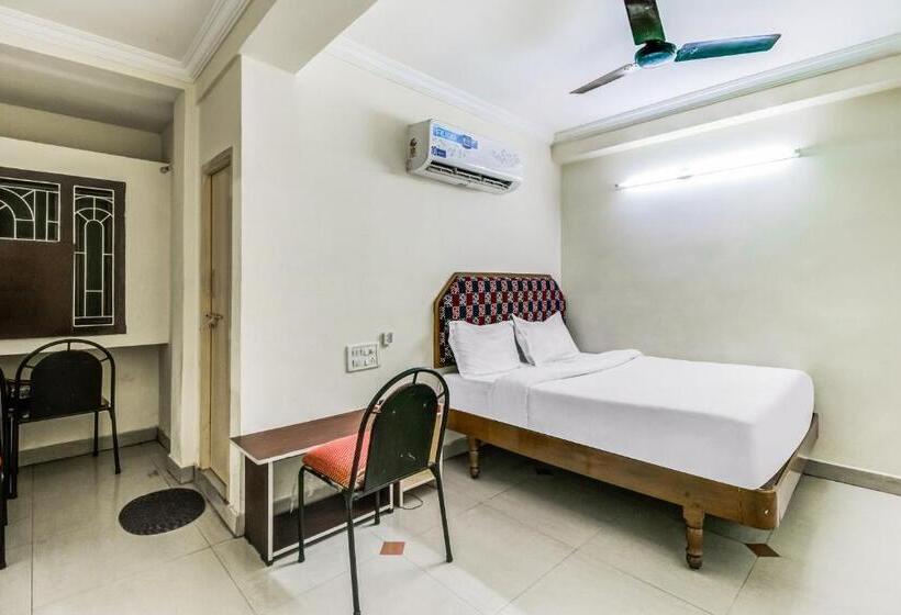 חדר אקונומי לשלושה, Spot On Swarna Mayuri