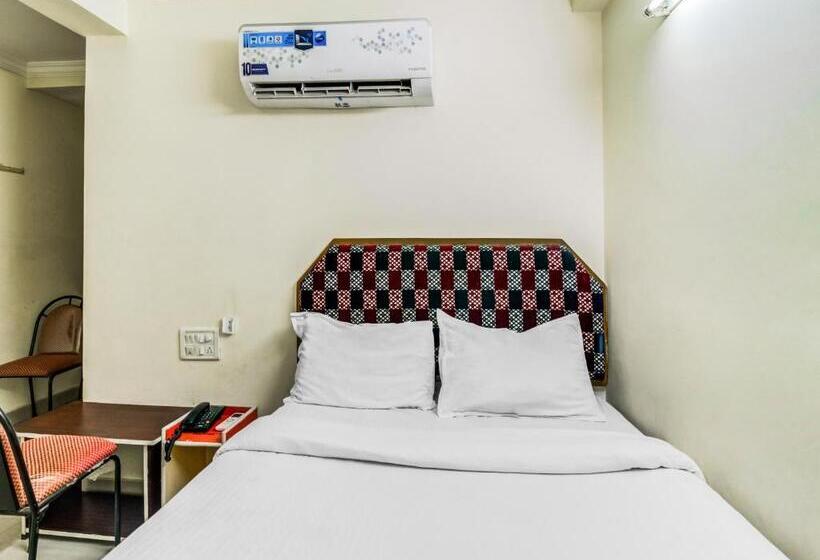 חדר אקונומי לשלושה, Spot On Swarna Mayuri