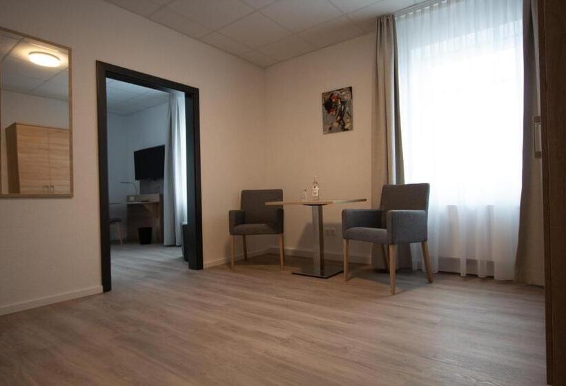 جناح جونيور, Central Hotel Wagenfeld