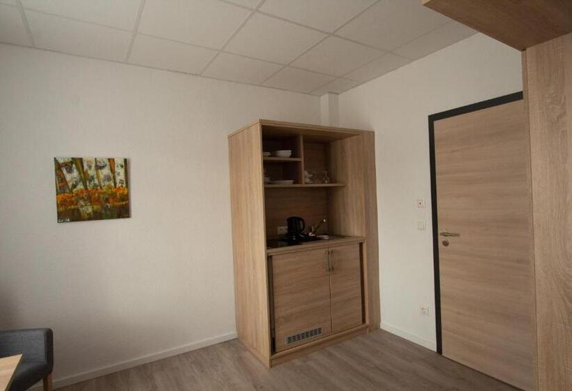 جناح جونيور, Central Hotel Wagenfeld