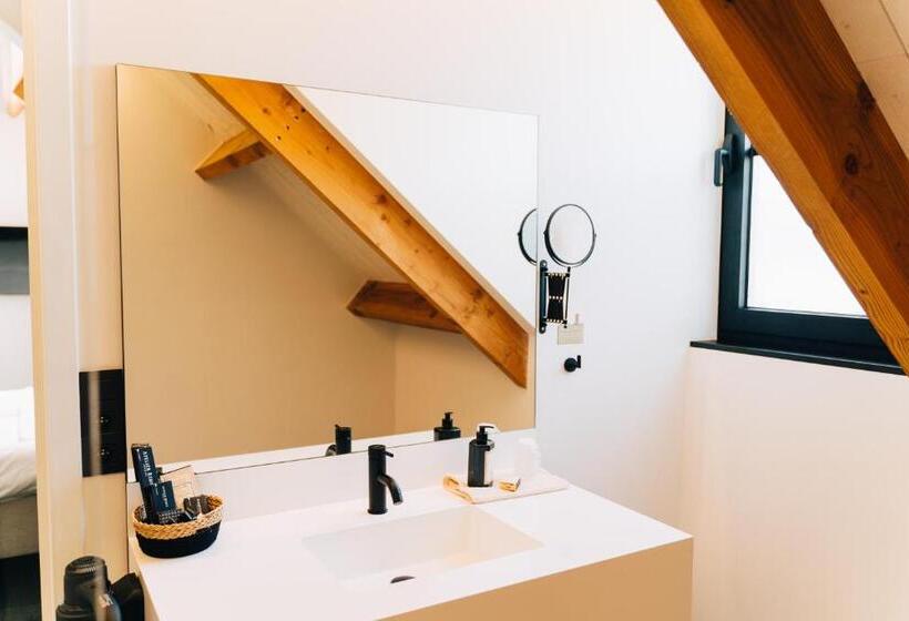 Номер Deluxe, Factory