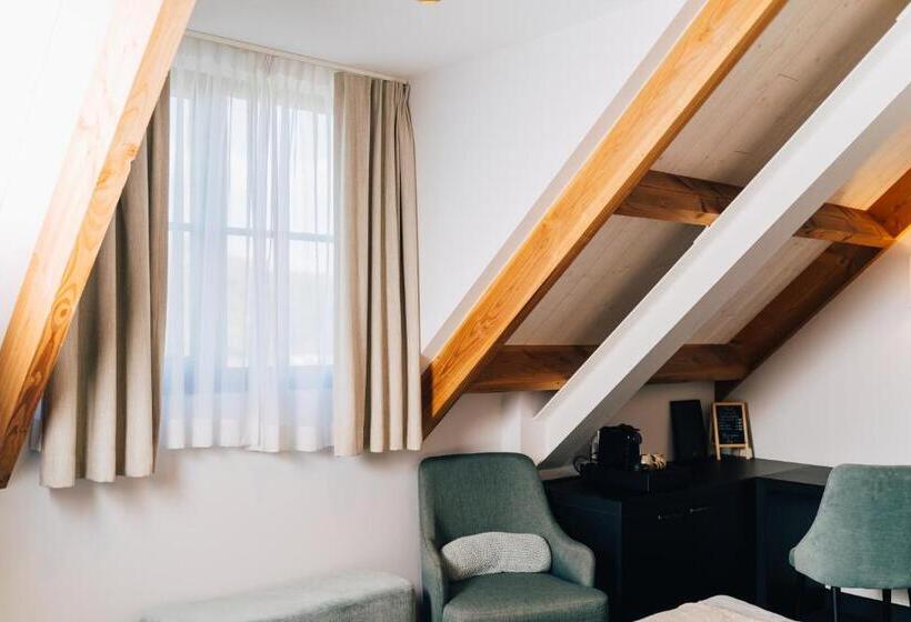 Номер Deluxe, Factory