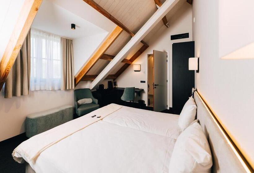 Номер Deluxe, Factory