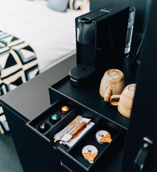 Номер Deluxe, Factory