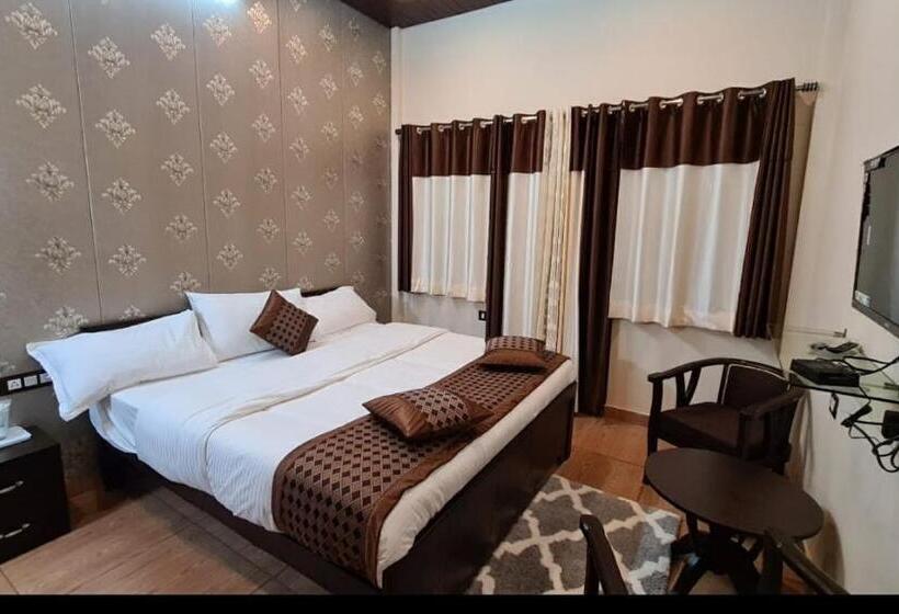 Семейный Номер Deluxe, The Ranikhet Continental