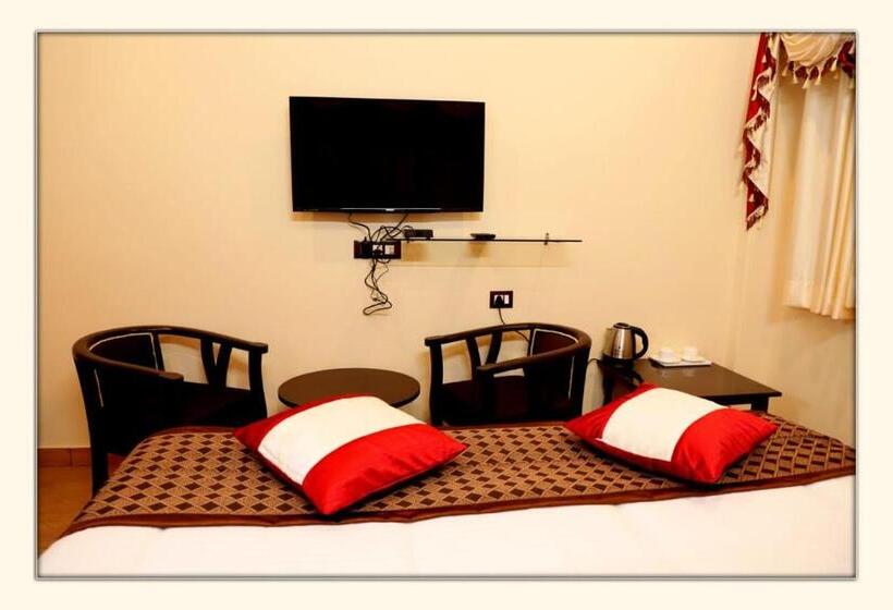 Семейный Номер Deluxe, The Ranikhet Continental