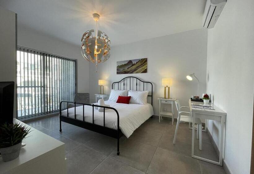 اتاق لوکس با بالکن, Casa Leon Malta