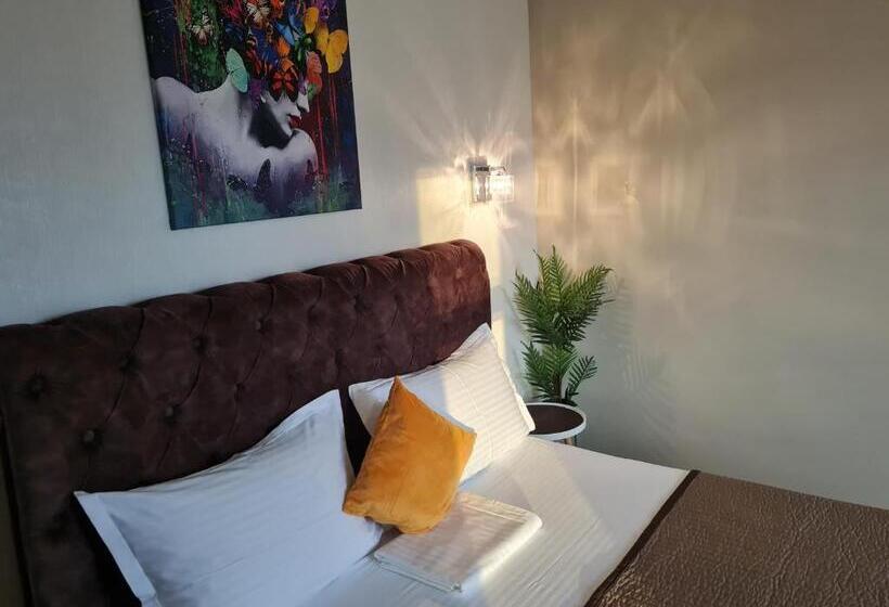 اتاق لوکس با بالکن, Vila Mrv