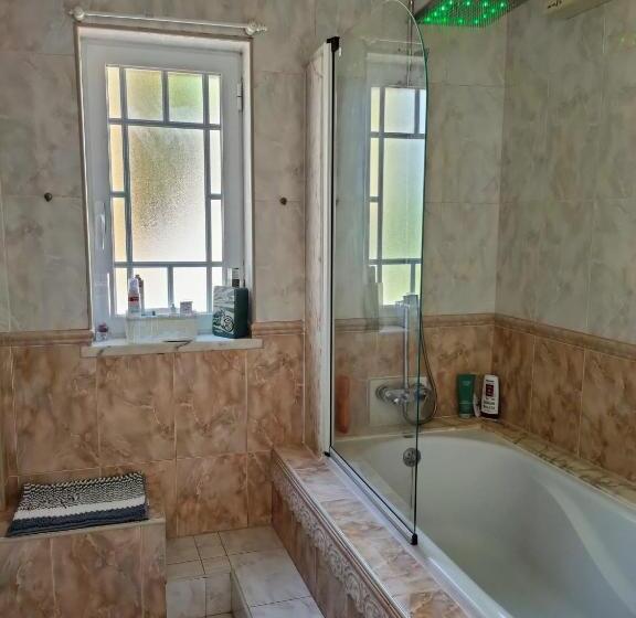 ویلای یک اتاق خوابه با استخر شنا, Villa Shardana B&b