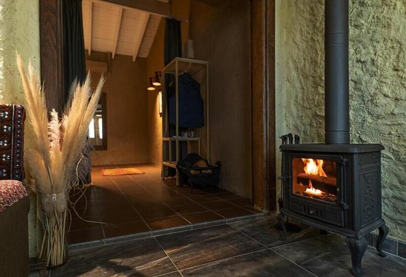 سوییت با چشم‌انداز باغ, Manej Urla