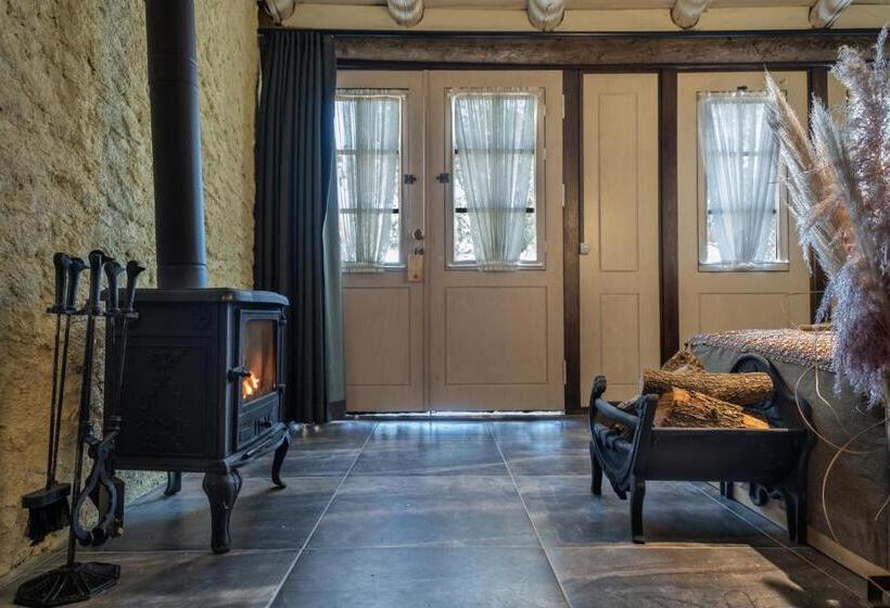 سوییت با چشم‌انداز باغ, Manej Urla