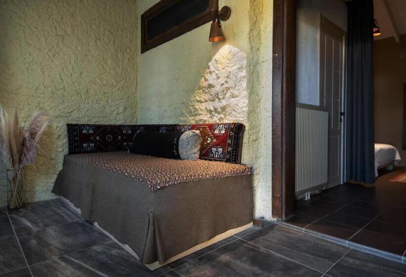 سوییت با چشم‌انداز باغ, Manej Urla