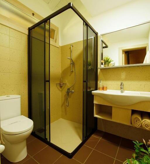 سوییت با چشم‌انداز باغ, Manej Urla