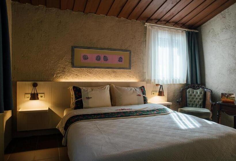 اتاق لوکس, Manej Urla