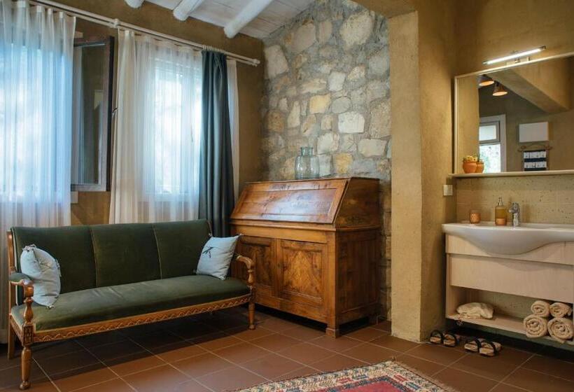 سوییت جونیور, Manej Urla