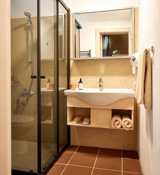 سوئیت با وان آب گرم, Manej Urla