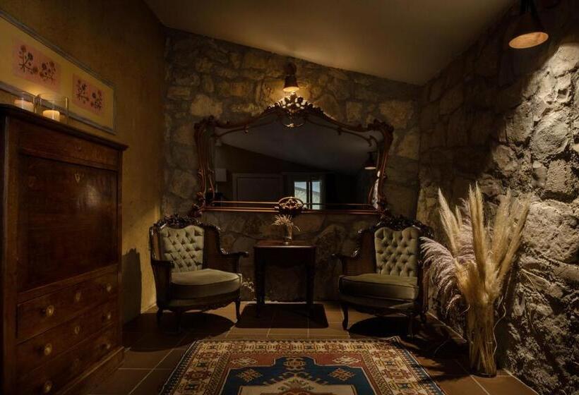 اتاق خانوادگی, Manej Urla